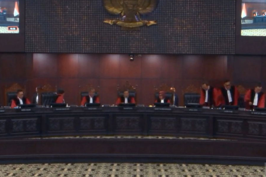 8-Hakim-MK-Kompak-Cecar-Operator-Seluler-soal-Kuota-Internet-Hangus